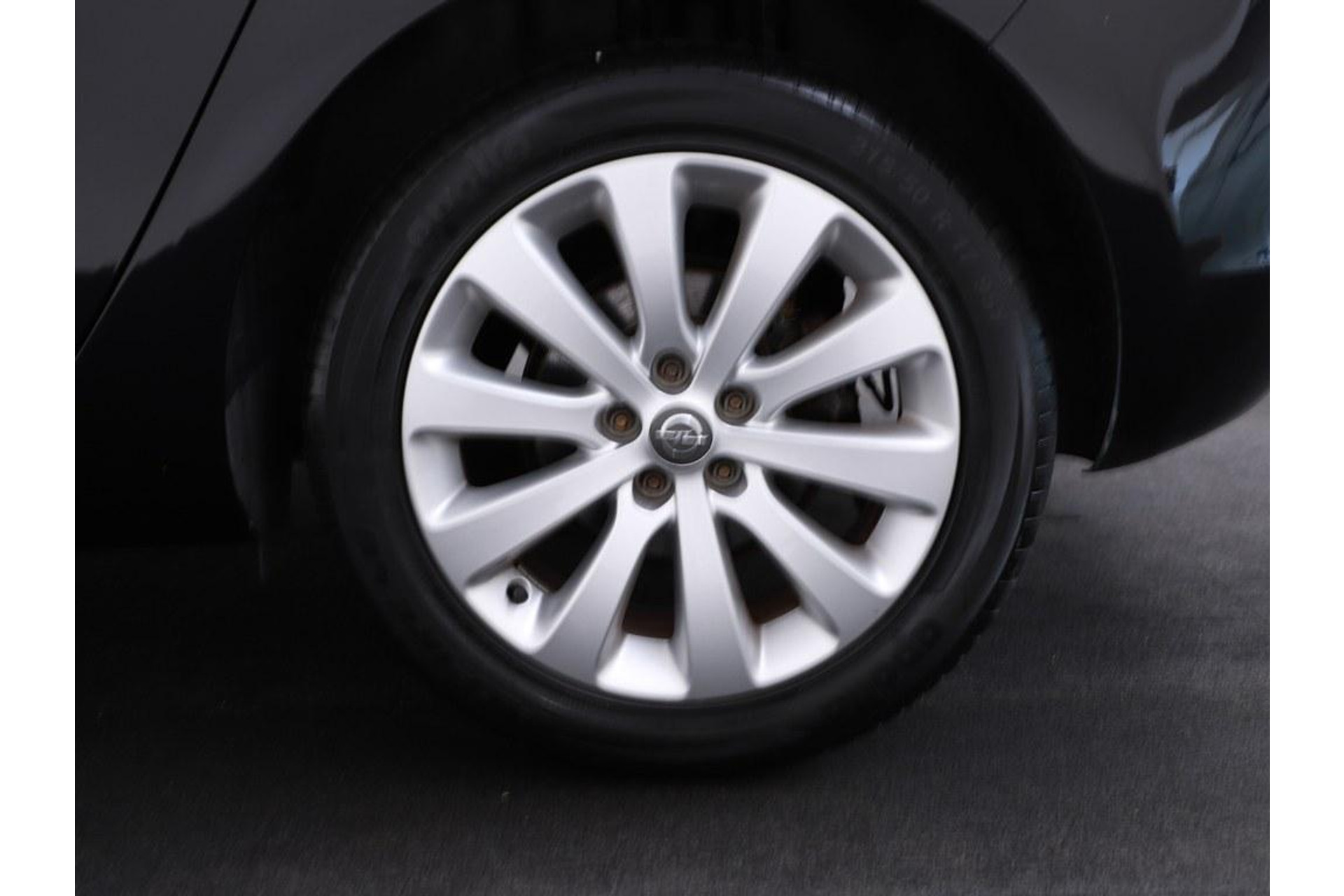 47509387-3.jpg
