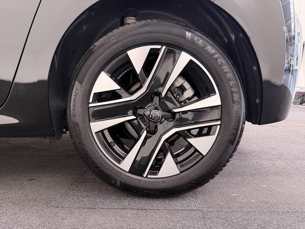 55568390-3.jpg