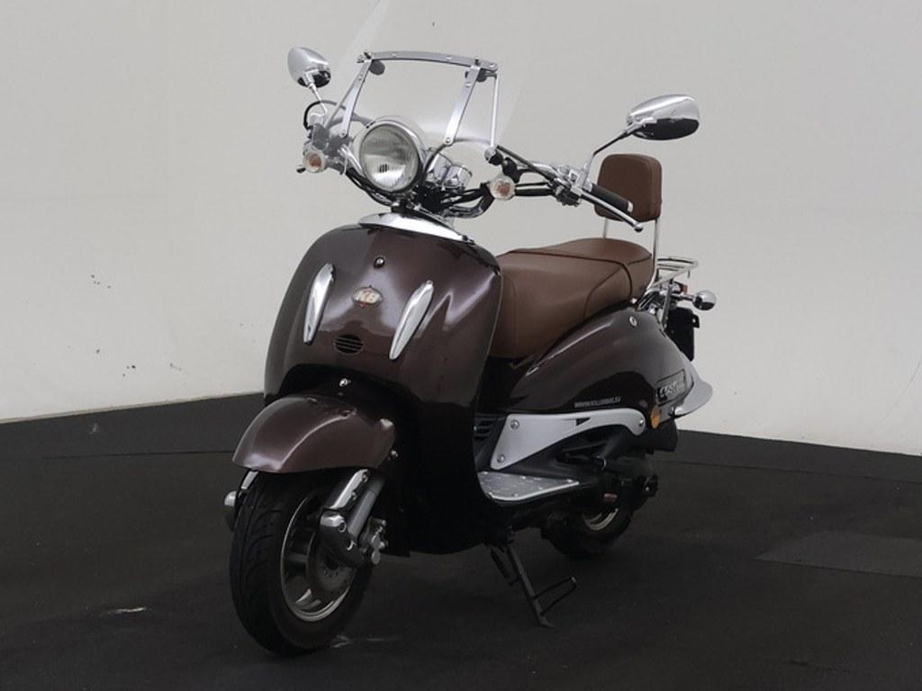 55747890-6.jpg